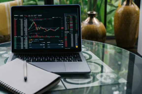 Day trading vs. swing trading vs. long-term investing: which is right for you?